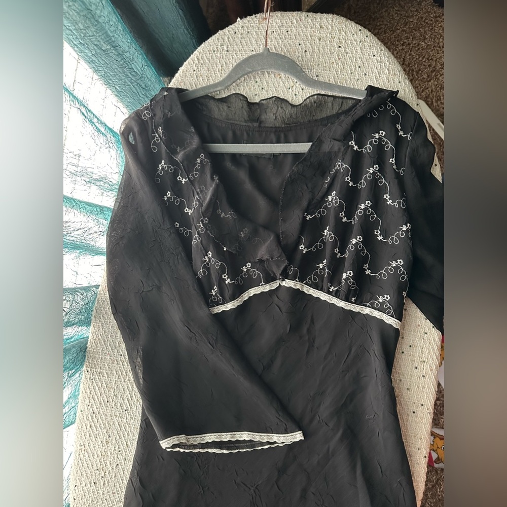 Black and white flowy lightweight dress! Asymmetrical bottom knee length size 12